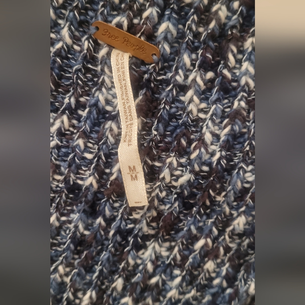 Free People Sweater. Size M - Picture 6 of 7